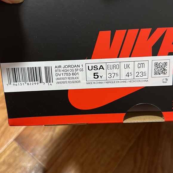 Marvel x Jordan 1 Next Chapter in woman size 7. - Picture 2 of 3